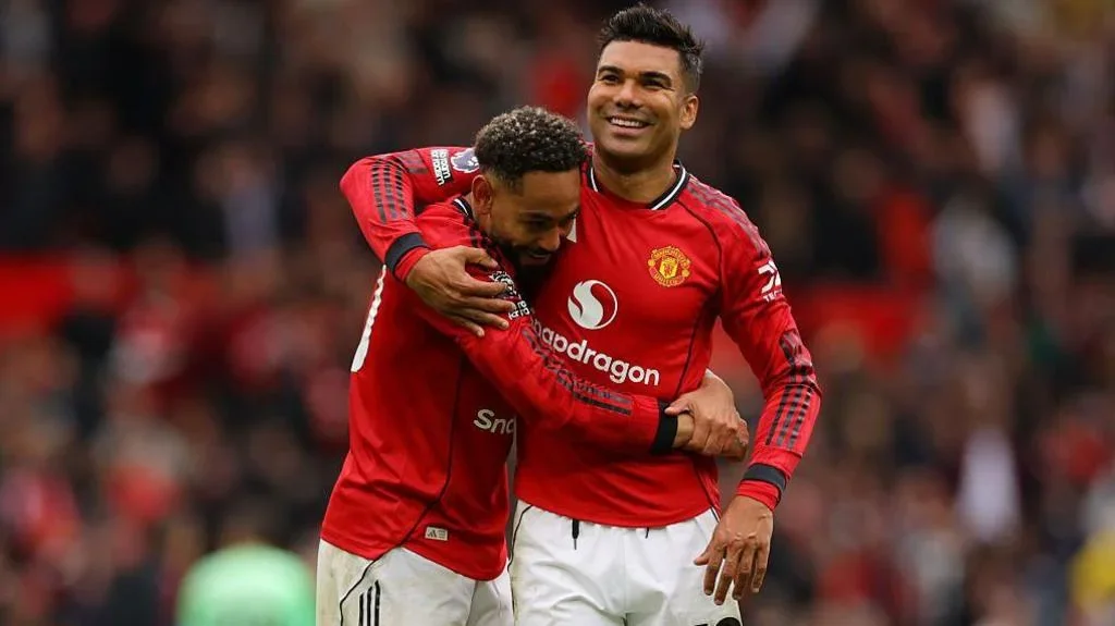 Matheus Cunha and Casemiro hugging