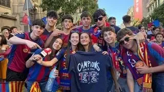 La camiseta conmemorativa de SPORT fue protagonista en la rúa del Barça y conquistó a Joan Garcia