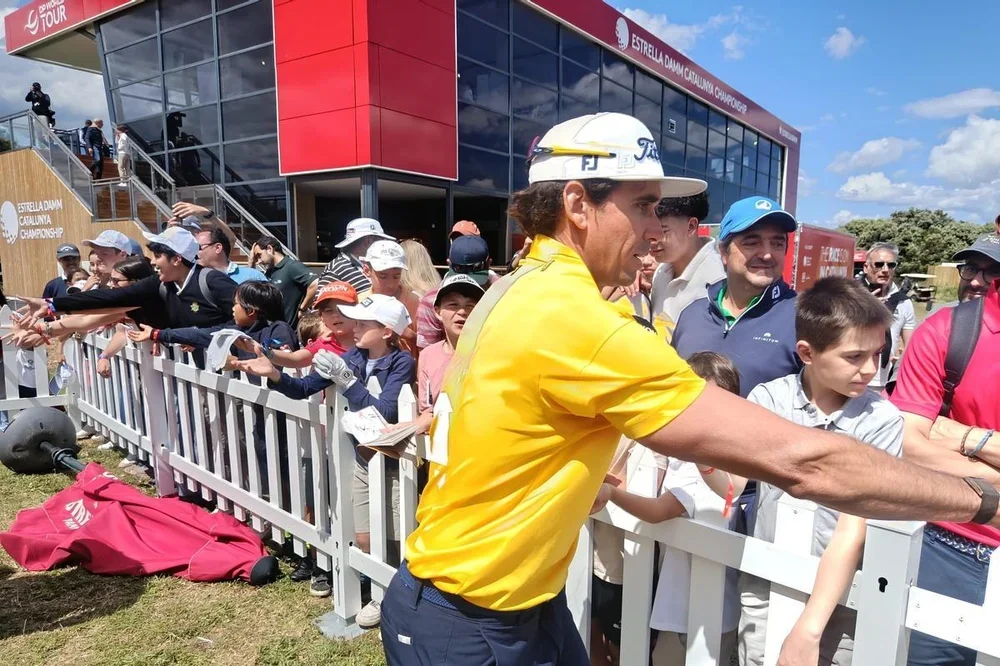 El canario, firmando autógrafos al finalizar su vuelta