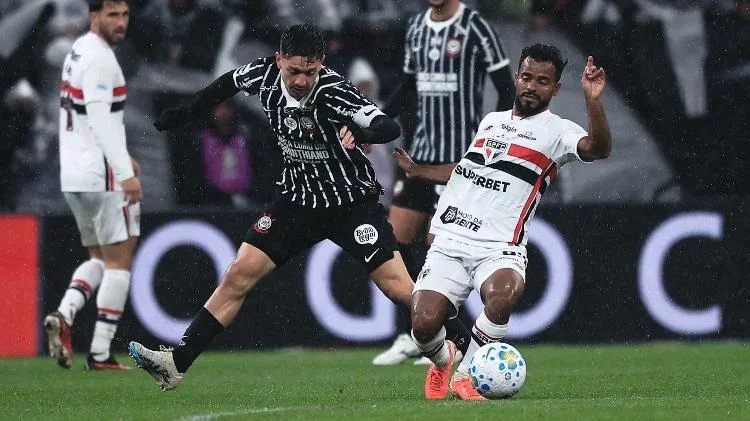Garro, do Corinthians, e Danielzinho, do São Paulo, disputam a bola durante jogo do Brasileirão